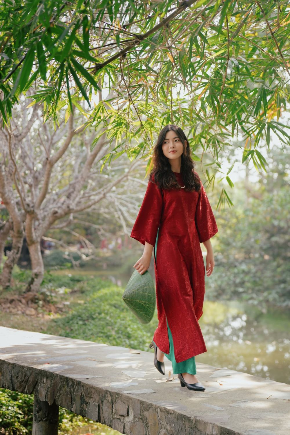 Áo dài đỏ bên rặng tre