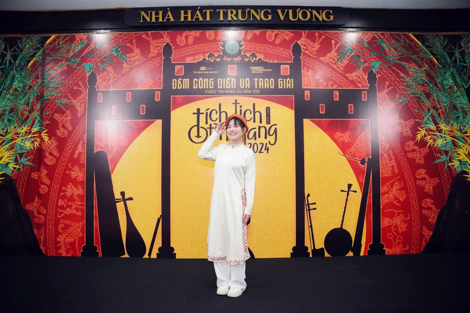Áo dài trắng tại Nhà hát Trưng Vương