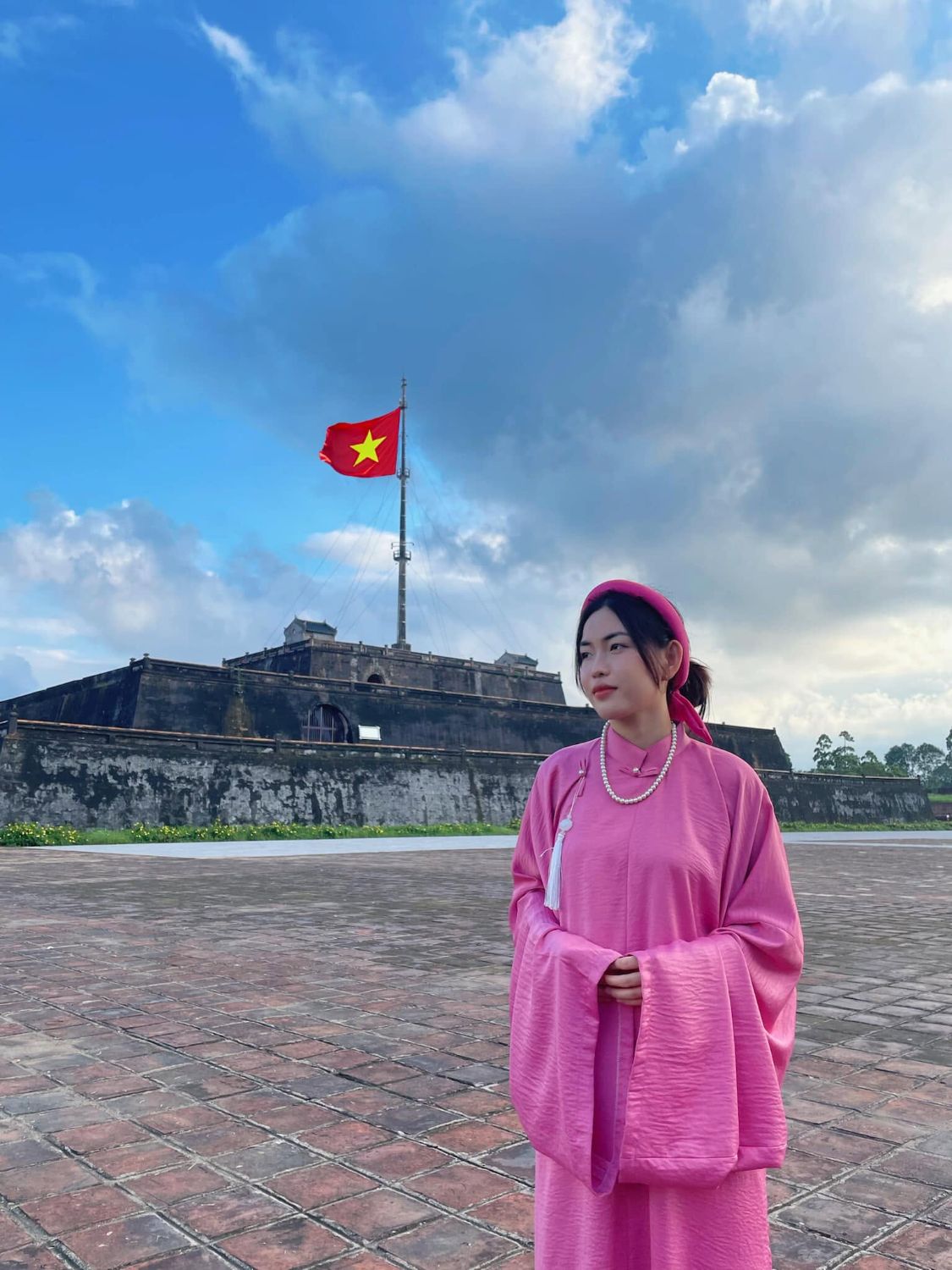 Áo dài hồng tại Kỳ đài Huế