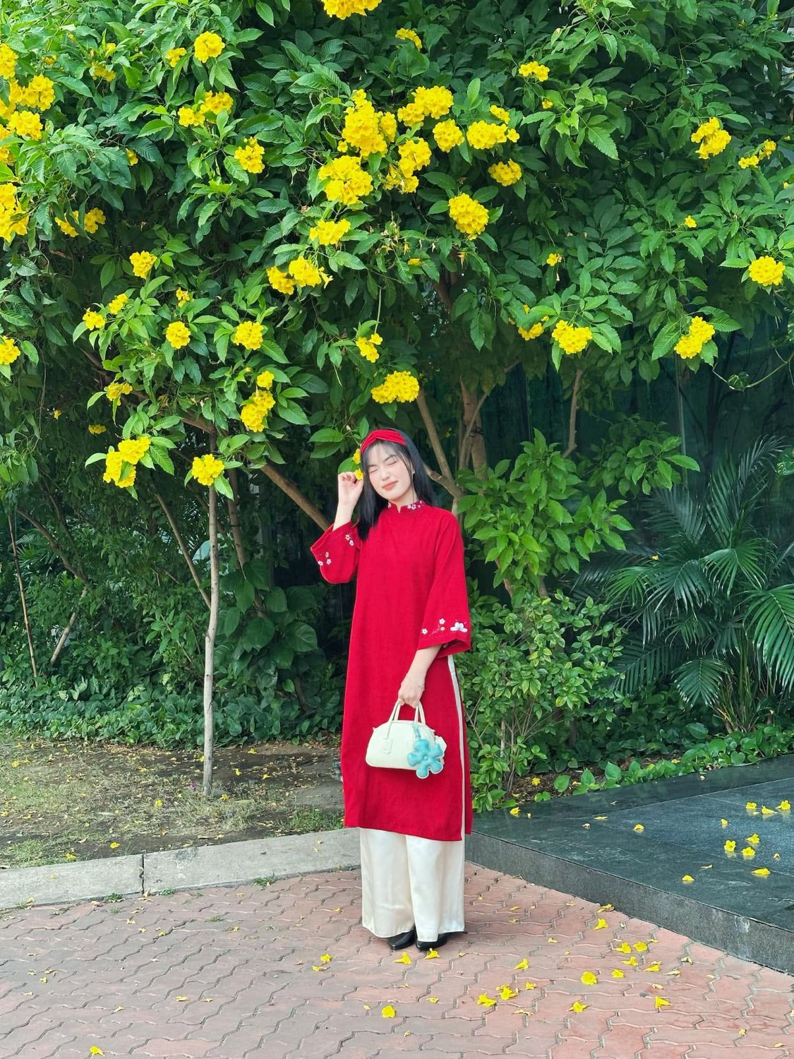 Áo dài đỏ dưới giàn hoa vàng