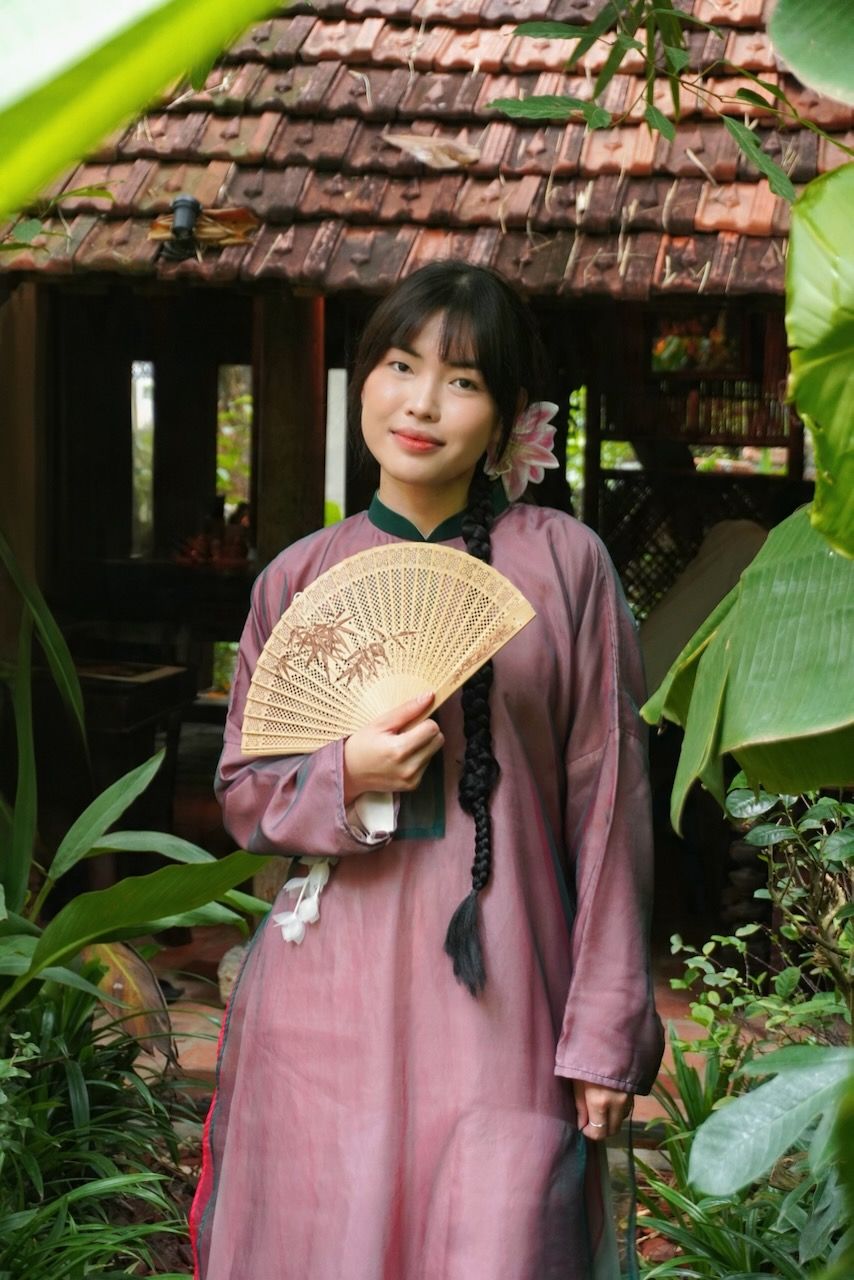 Áo dài với quạt giấy