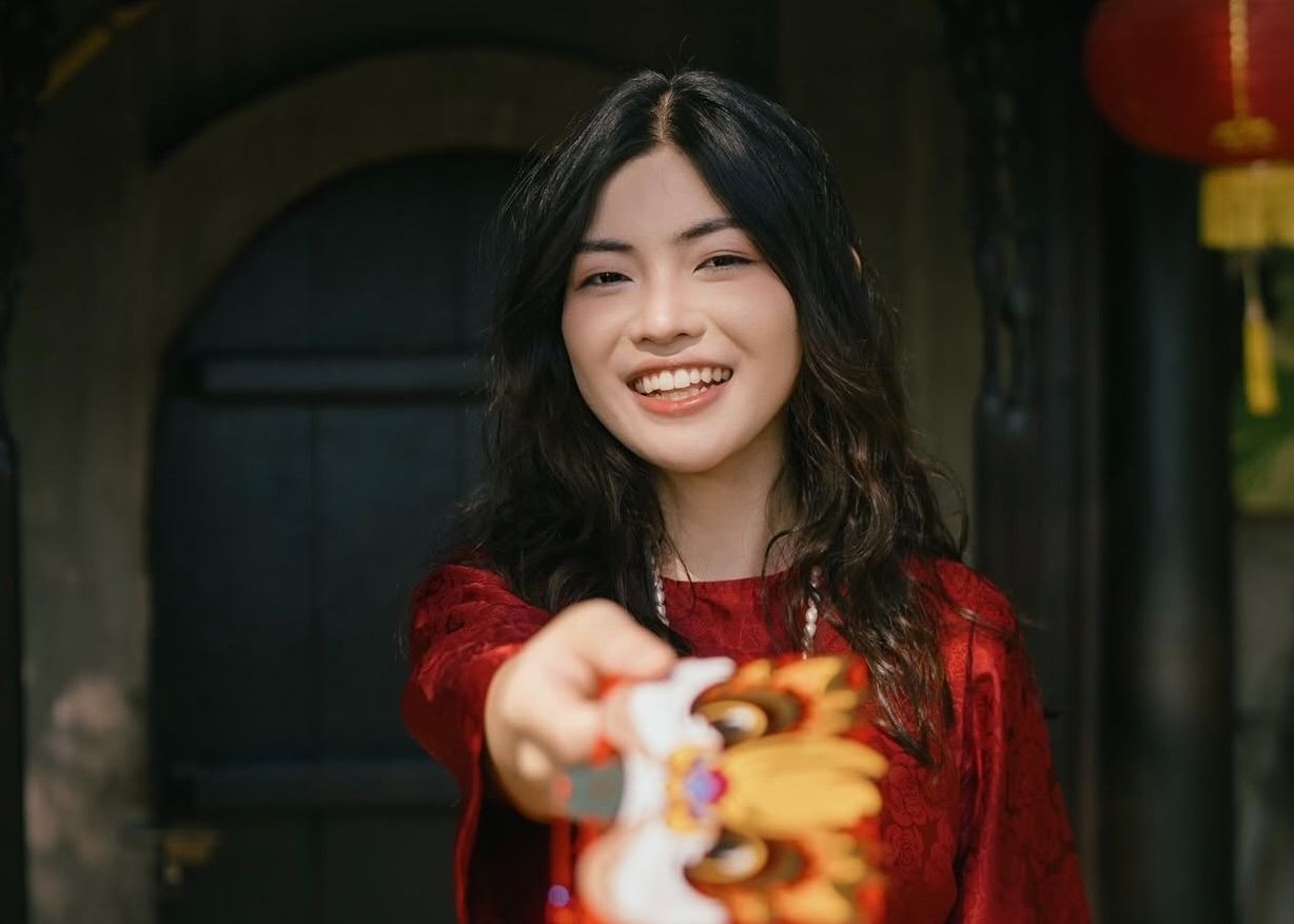 Trang Do in a red áo dài